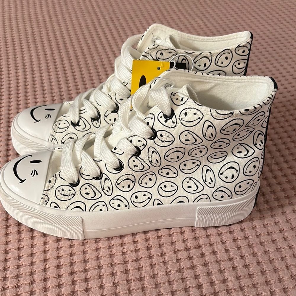 Joe Boxer White Smiley Face Kids Shoes